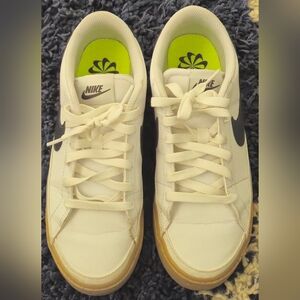 Women's Court Legacy Leather Sneaker